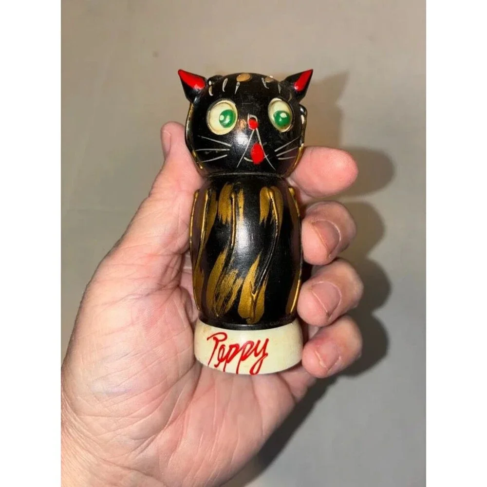 Vintage salt and pepper shakers: